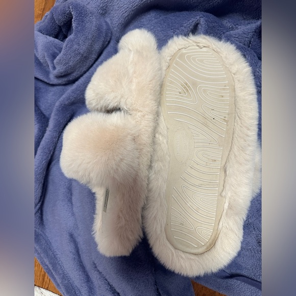 Fuzzy Cream Slippers - Picture 8 of 8
